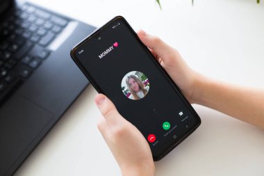 Annemden gelen bir çağrıyı gösteren akıllı telefon ekranı. İletişim ve aile bağlantısı kavramı. Yüksek kaliteli fotoğraf..