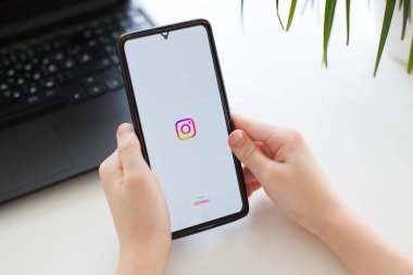  Prag, Çek Cumhuriyeti - 30 Ocak 2025: Sosyal medya katılımını temsil eden Instagram logosunu ekranda gösteren bir kişinin elinde bulunan bir akıllı telefon. Yüksek kaliteli fotoğraf..
