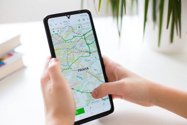  Prag, Çek Cumhuriyeti - 30 Ocak 2025: Prag 'ın dijital haritasını gösteren bir kişinin elinde bulunan akıllı telefon, seyrüsefer ve seyahat planlama için kullanılıyor. Yüksek kaliteli fotoğraf..