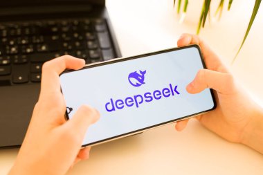 Prag, Çek Cumhuriyeti - 2 Şubat 2025: Derin Arama Yapay Zeka açık, yapay zeka teknolojisi sergilenen bir akıllı telefonu elinde tutan kişi. Yüksek kaliteli fotoğraf..