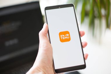 Prag, Çek Cumhuriyeti - 9 Şubat 2025: TEMU alışveriş platformu logosunu gösteren bir akıllı telefon ekranı. Yüksek kaliteli fotoğraf..