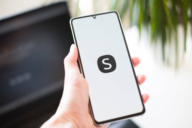 Prag, Çek Cumhuriyeti - 9 Şubat 2025: SHEIN moda logosunun kullanıcı eliyle yapıldığı bir akıllı telefon ekranının yakın çekimi. Yüksek kaliteli fotoğraf..