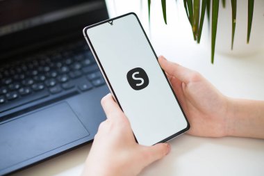 SHEIN uygulamasını gösteren bir akıllı telefon, kullanıcıların elinde. Çevrimiçi alışveriş ve dijital perakende deneyim kavramı. Yüksek kaliteli fotoğraf..
