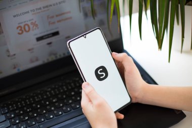  SHEIN çevrimiçi alışveriş platformu arayüzünü gösteren bir akıllı telefon. Popüler moda e-ticaret konsepti. Yüksek kaliteli fotoğraf..