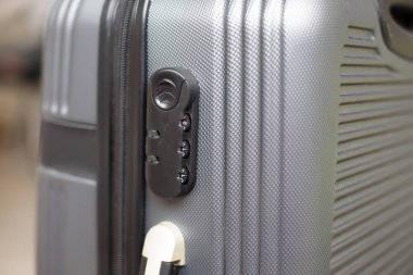 Güvenlik kodunu gösteren bavuldaki şifreli bir kilidin detaylı yakın çekimi. Seyahat ve bagaj güvenliği kavramı. Yüksek kaliteli fotoğraf..