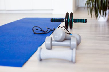  Spor paspasına yerleştirilmiş spor malzemelerinin üst görüntüsü. Evde egzersiz yapma ve formda kalma kavramı. Yüksek kaliteli fotoğraf..