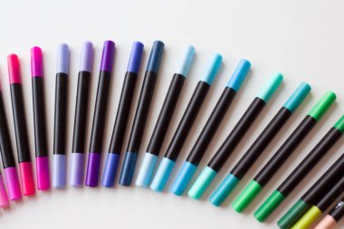 Canlı işaretler beyaz bir arkaplanda gökkuşağı gibi bir sırayla yerleştirilmiş. Yüksek kalite fotoğraf.