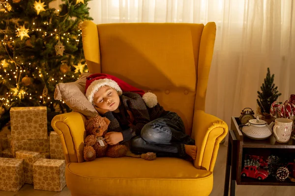 Criança Bonito Menino Dormindo Poltrona Amarela Quarto Decorado Para Natal — Fotografia de Stock
