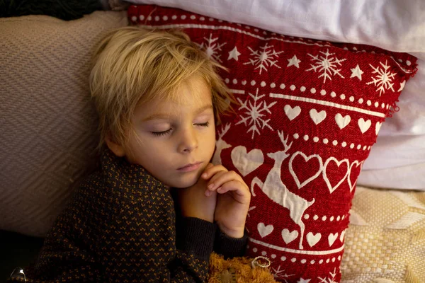 Söta Barn Pojke Sova Inredda Rum För Jul Mysig Plats — Stockfoto