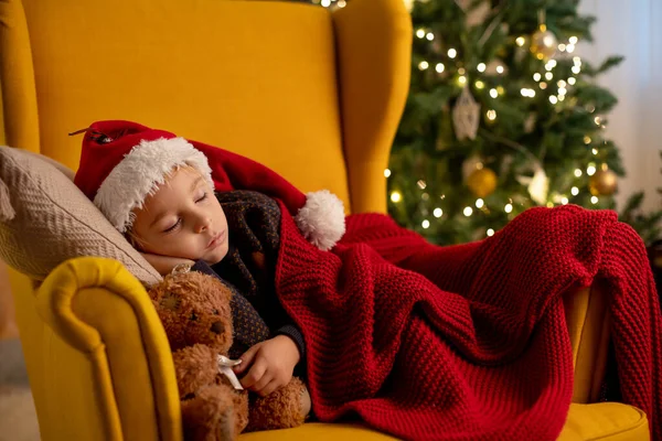 かわいい子供 男の子 クリスマスのための装飾された部屋で黄色のアームチェアで寝て 居心地の良い場所 — ストック写真