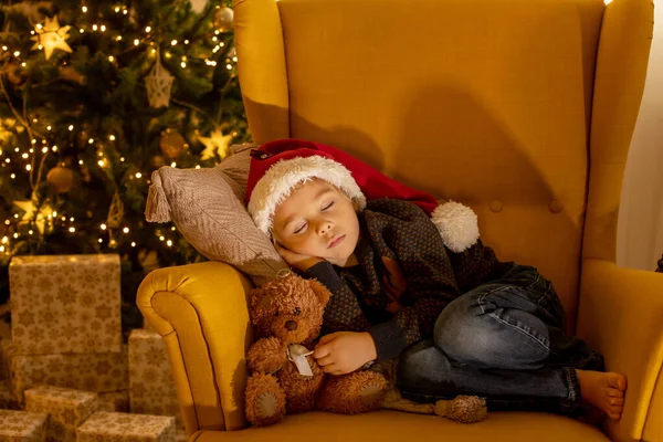 Bambino Carino Ragazzo Dormire Poltrona Gialla Una Stanza Decorata Natale — Foto Stock
