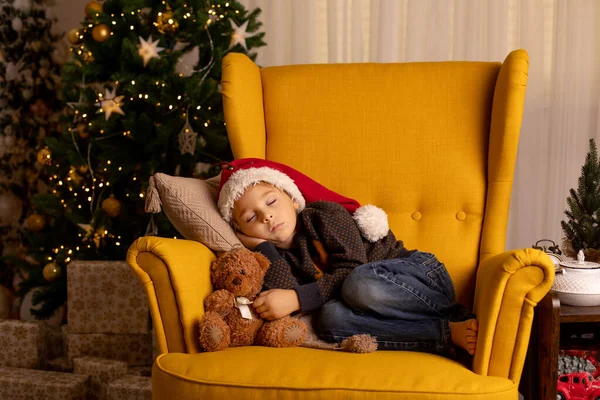 Милый Ребенок Мальчик Спит Желтом Кресле Украшенной Комнате Рождество Уютное — стоковое фото