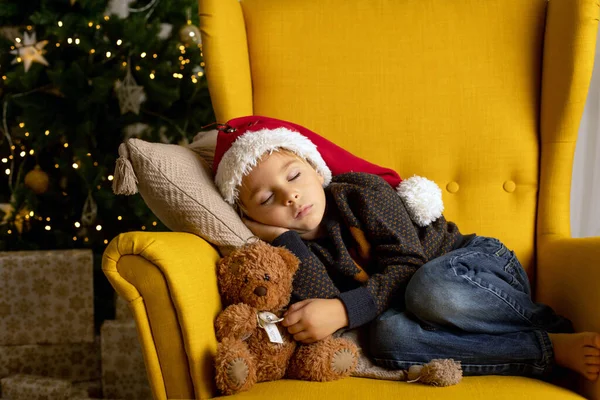 かわいい子供 男の子 クリスマスのための装飾された部屋で黄色のアームチェアで寝て 居心地の良い場所 — ストック写真