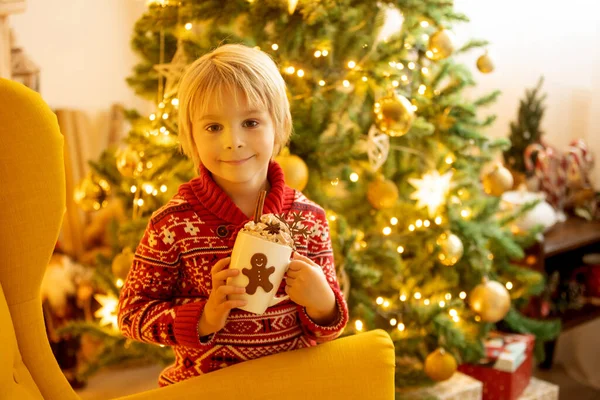 Симпатична Дитина Хлопчик Сидить Жовтому Кріслі Декорованій Кімнаті Різдво Затишному — стокове фото
