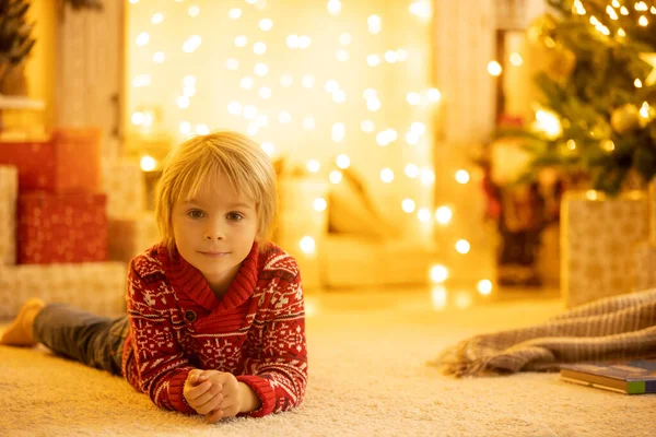 かわいい子供 男の子 クリスマスの装飾された部屋の黄色のアームチェアに座って 居心地の良い場所 — ストック写真