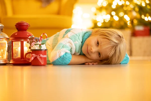 Симпатична Дитина Хлопчик Сидить Жовтому Кріслі Декорованій Кімнаті Різдво Затишному — стокове фото