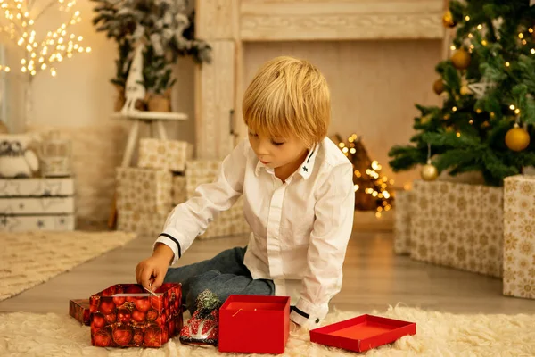 Χαριτωμένο Παιδί Αγόρι Παίζει Ένα Διακοσμημένο Δωμάτιο Για Χριστούγεννα Άνετο — Φωτογραφία Αρχείου
