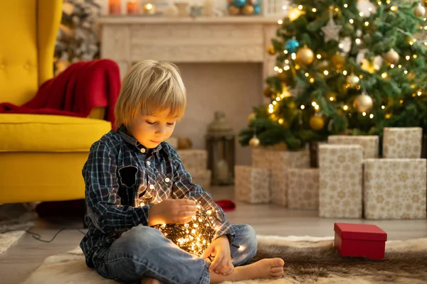 Sevimli Çocuk Oğlum Noel Için Süslü Bir Odada Oynuyor Rahat — Stok fotoğraf