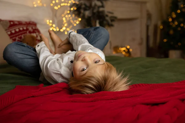 Niedliches Kind Junge Spielen Einem Dekorierten Raum Für Weihnachten Gemütliches — Stockfoto