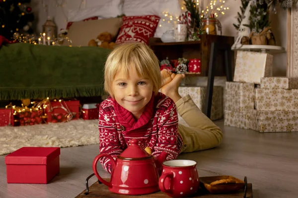 Милый Ребенок Мальчик Играет Украшенной Комнате Рождество Уютное Место — стоковое фото