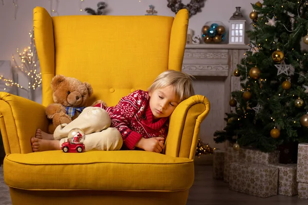 かわいい子供 男の子 クリスマスの装飾された部屋で遊ぶ 居心地の良い場所 — ストック写真