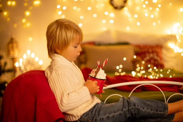 可爱的孩子 坐在一个装饰过的房间里的黄色扶手椅上过圣诞节 舒适舒适的地方 — 图库照片