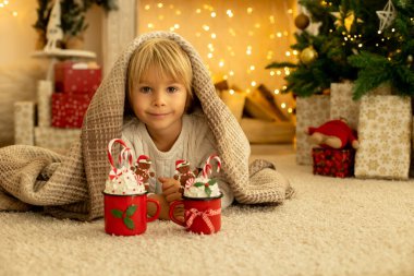 Üç çocuklu ve köpekli mutlu bir aile, Noel 'de evde oturuyor, rahat bir ortam, Noel zamanı.