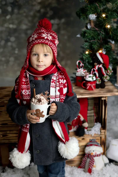 Criança Bonito Menino Loiro Neve Suporte Madeira Decorado Para Natal — Fotografia de Stock