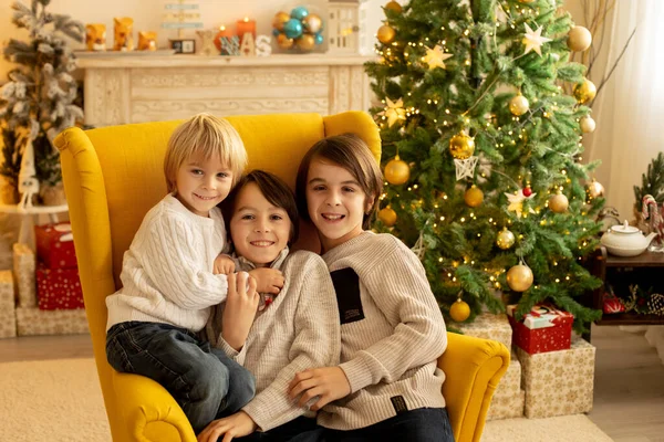 Familia Feliz Con Tres Niños Perro Sentado Casa Navidad Ambiente —  Fotos de Stock