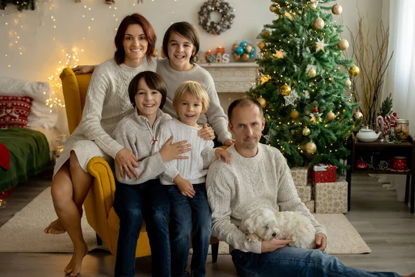 Happy Family Three Kids Dog Sitting Home Christmas Cozy Atmosphere — Stock Photo, Image