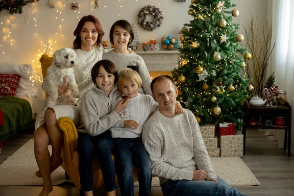 Çocuklu Köpekli Mutlu Bir Aile Noel Evde Oturuyor Rahat Bir — Stok fotoğraf