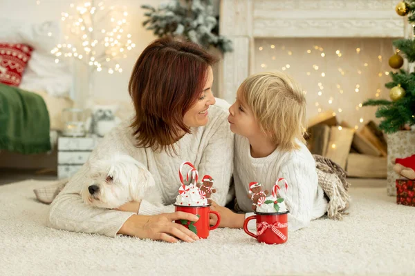 Szczęśliwa Rodzina Trojgiem Dzieci Psów Siedzi Domu Boże Narodzenie Przytulna — Zdjęcie stockowe