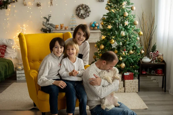Szczęśliwa Rodzina Trojgiem Dzieci Psów Siedzi Domu Boże Narodzenie Przytulna — Zdjęcie stockowe