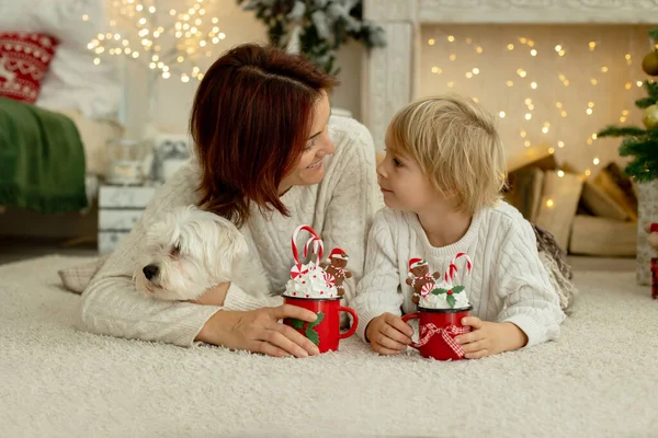 Familia Feliz Con Tres Niños Perro Sentado Casa Navidad Ambiente —  Fotos de Stock