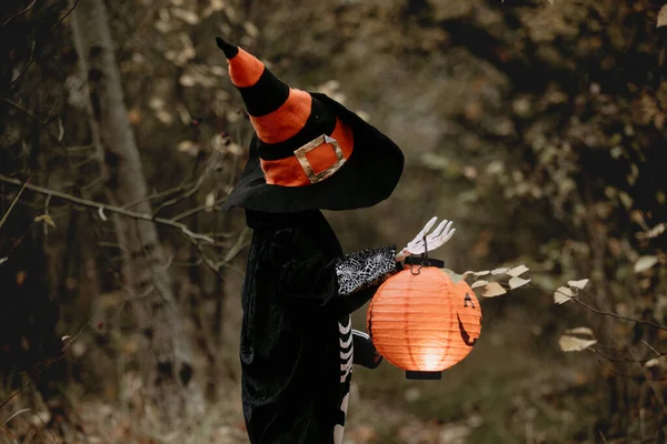 在森林里穿着万圣节服装 头戴千斤顶灯笼的学龄前儿童 头戴帽子的可怕骷髅 — 图库照片