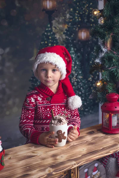 Симпатичный Малыш Блондин Стоящий Снегу Деревянном Подставке Украшенный Рождество Пьющий — стоковое фото