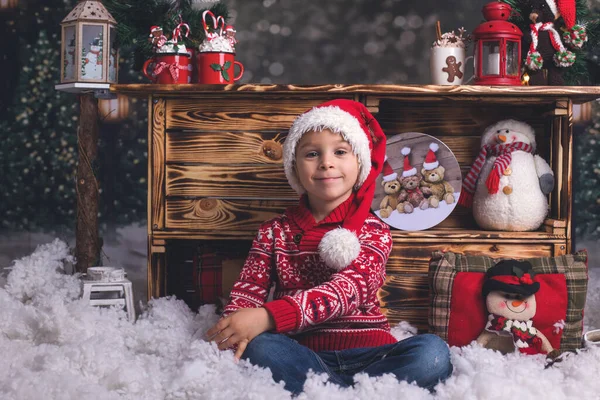 Söta Småbarn Blond Pojke Står Snön Trästativ Dekorerad Till Jul — Stockfoto