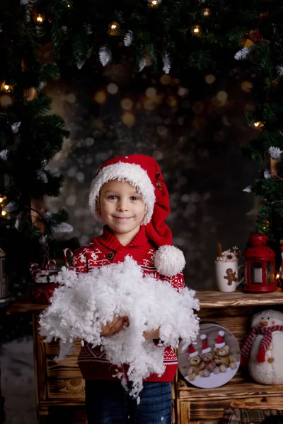 可爱的小孩 金发男孩 站在雪地上的木制看台上 装饰着圣诞节 喝着热巧克力 吃着饼干 — 图库照片