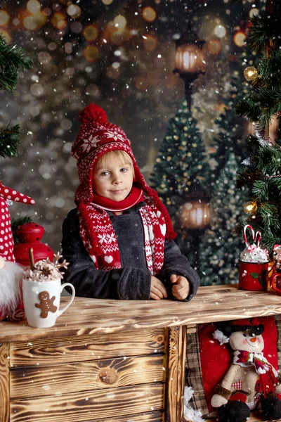 Roztomilé Batole Dítě Blond Chlapec Stojící Sněhu Dřevěném Stojanu Zdobené — Stock fotografie