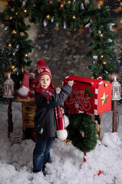 Niedliches Kleinkind Blonder Junge Steht Schnee Auf Einem Holzständer Weihnachtlich — Stockfoto