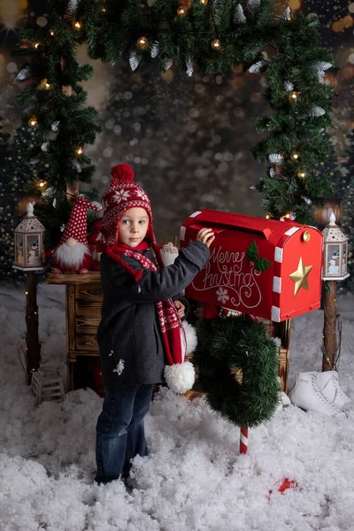 Şirin Çocuk Sarışın Çocuk Tahta Bir Standın Üzerinde Duruyor Noel — Stok fotoğraf