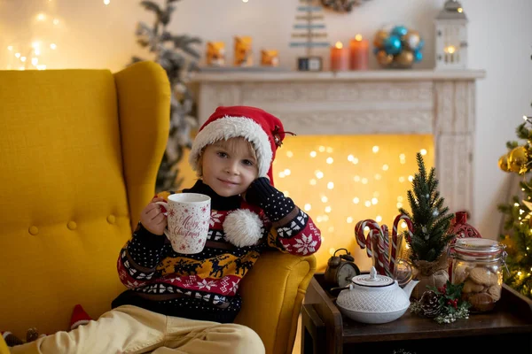 Roztomilé Dítě Chlapec Hraní Zdobené Místnosti Vánoce Pití Mléka Jíst — Stock fotografie
