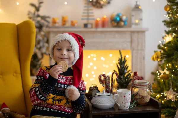 Niedliches Kind Junge Spielt Geschmückten Raum Für Weihnachten Trinkt Milch — Stockfoto