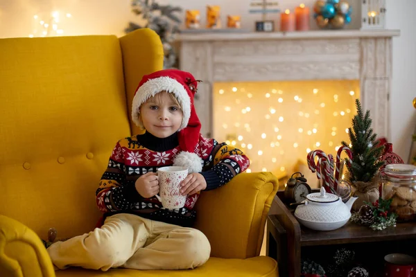 Enfant Mignon Garçon Jouer Dans Chambre Décorée Pour Noël Boire — Photo
