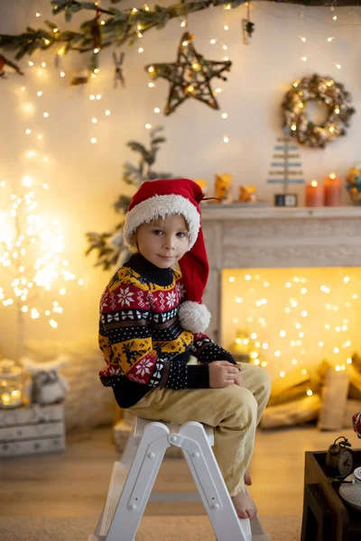 Χαριτωμένο Παιδί Αγόρι Παίζει Διακοσμημένο Δωμάτιο Για Χριστούγεννα Πίνοντας Γάλα — Φωτογραφία Αρχείου
