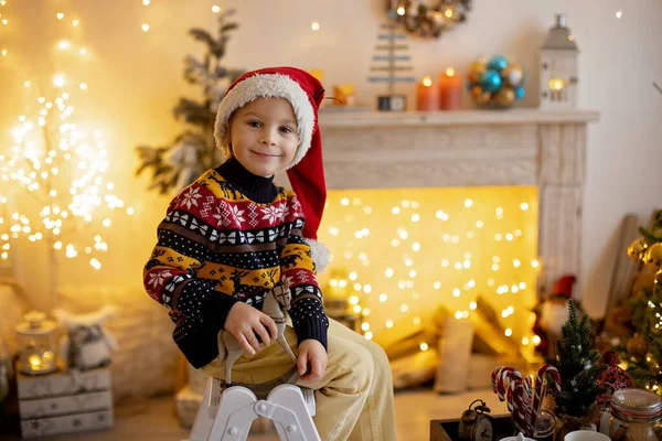 Симпатичный Ребенок Мальчик Играет Украшенной Комнате Рождество Пить Молоко Печенье — стоковое фото