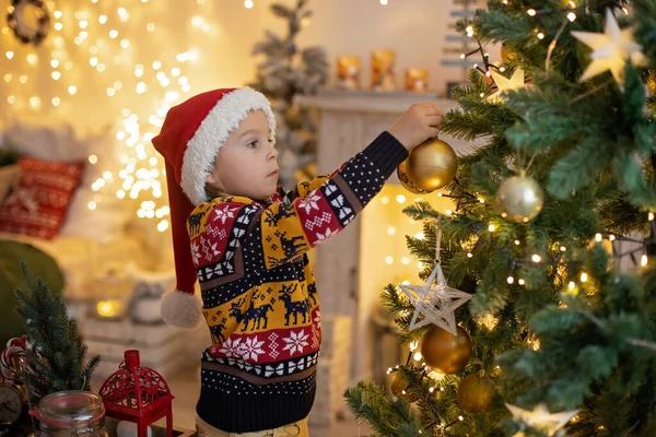 Criança Bonito Menino Brincando Quarto Decorado Para Natal Decorando Árvore — Fotografia de Stock