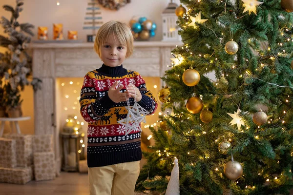 Roztomilé Dítě Chlapec Hraní Zdobené Místnosti Vánoce Zdobení Vánoční Stromeček — Stock fotografie
