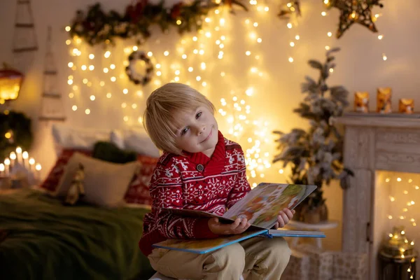 Criança Bonito Menino Brincando Quarto Decorado Para Natal Lendo Livro — Fotografia de Stock