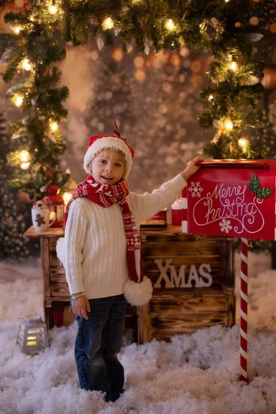 Roztomilé Dítě Chlapec Hraní Před Zdobené Stojan Vánoce Sníh Posílání — Stock fotografie